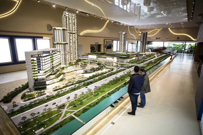 Pessoas olham a maquete do Parque Global na Marginal Pinheiros