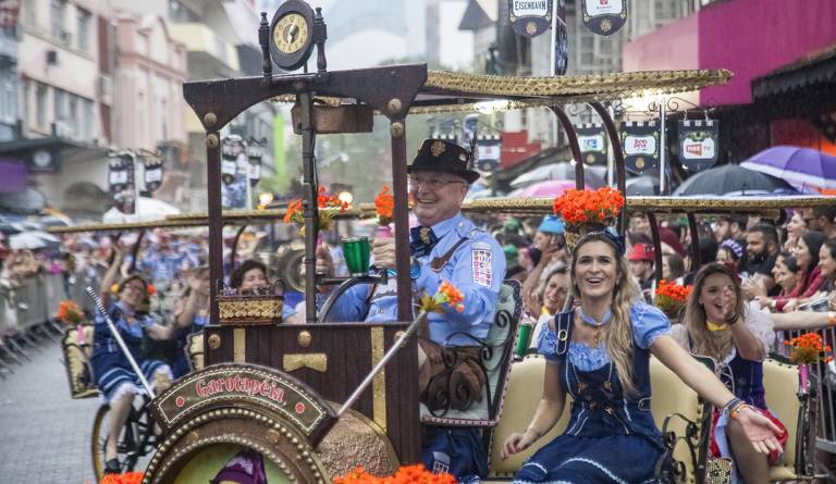 Desfile da Oktoberfest Blumenau, uma das maiores festas do gênero no mundo