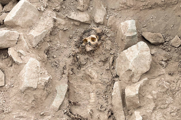 Arqueólogos encontram múmia de 3.000 anos no Peru
