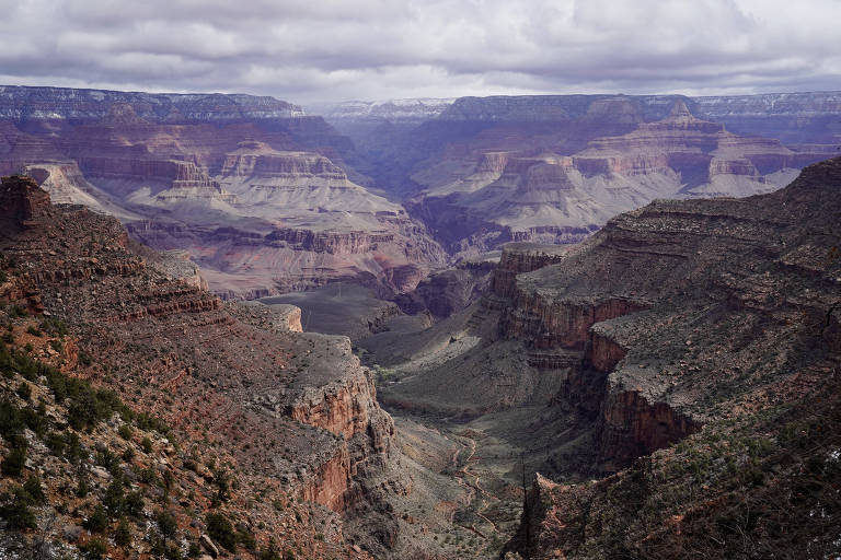 Visão geral do Grand Canyon; o rio Colorado quase some no fundo do cânion