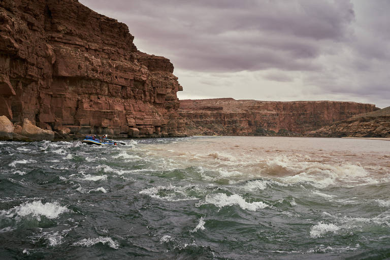 Cientistas fazem rafting no rio Colorado em uma das suas corredeiras por entre os paredões de pedra e areia