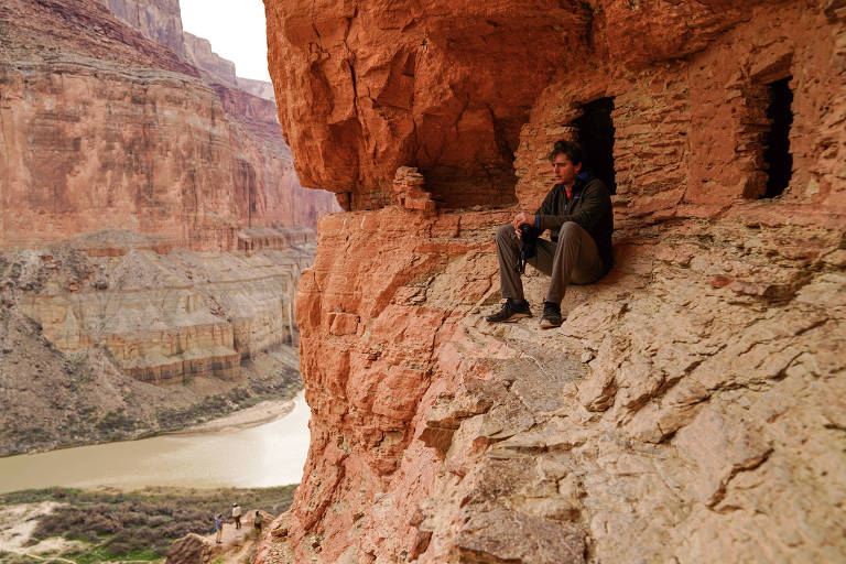 A Caverna Redwall e os celeiros de Nankoweap, construídos há mil anos, no Grand Canyon perto do rio Colorado