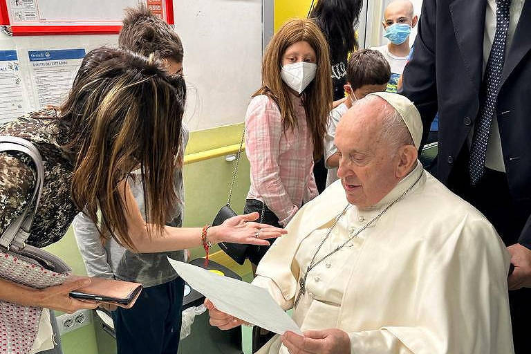O papa Francisco conversa com mulher no hospital Gemelli, em Roma