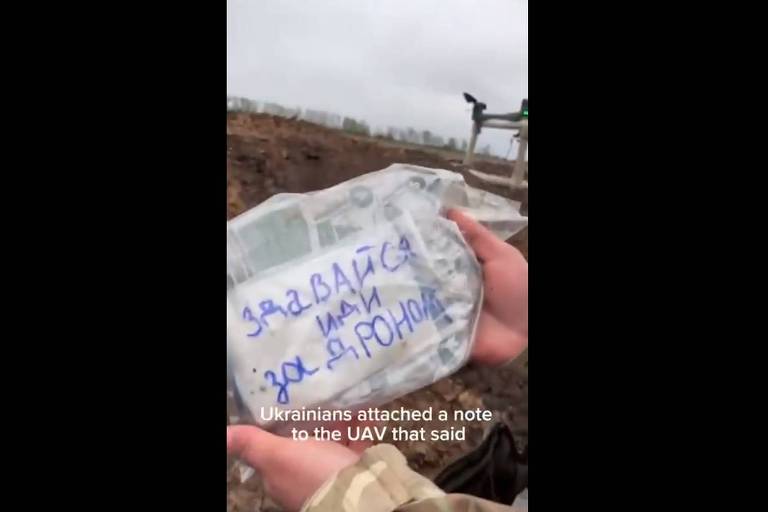 Soldado russo lê mensagem enviada pelas forças ucranianas no front da guerra