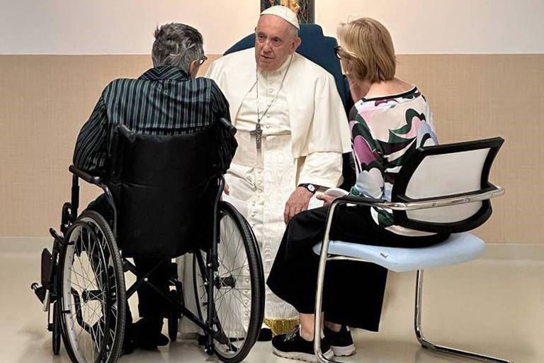 Papa Francisco conversa em ala pediátrica do hospital Gemelli, em Roma