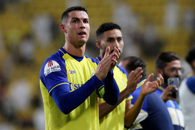 Cristiano Ronaldo aplaude torcedores do Al Nassr após partida contra o Al Shabab