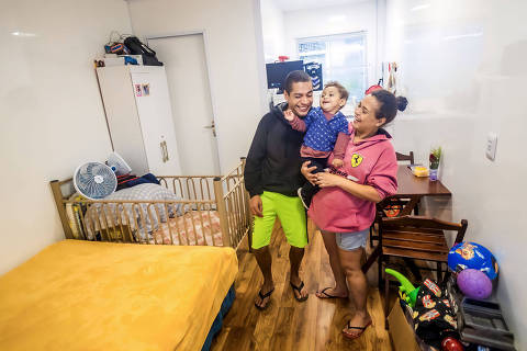 Kleber Fernandes de Athaide, sua mulher, Cíntia dos Santos Freitas, e o filho, Anthony, são uma das famílias que moram na Vila Reencontro Anhangabaú, na região central de São Paulo