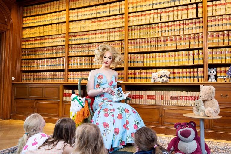 O vice-prefeito de Estocolmo, Jan Jonsson, como drag queen durante leitura para crianças em biblioteca local 