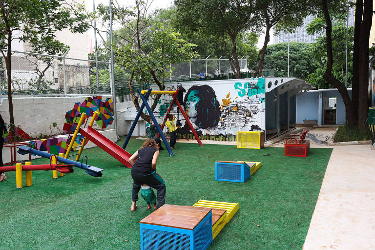 Playground para as crianças é um dos equipamentos instalados na Vila Reencontro Cruzeiro do Sul, que também tem horta comunitária, cozinha equipada e lavanderia