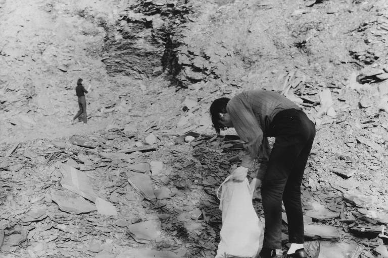 Robert Smithson recolhendo pedras de ardósia em Bangor