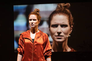 Julia Lund em cena da peça 'Vista'