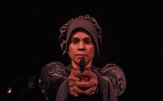 A atriz Sabrina Denobile em cena da peça As Bruxas de Salém 
