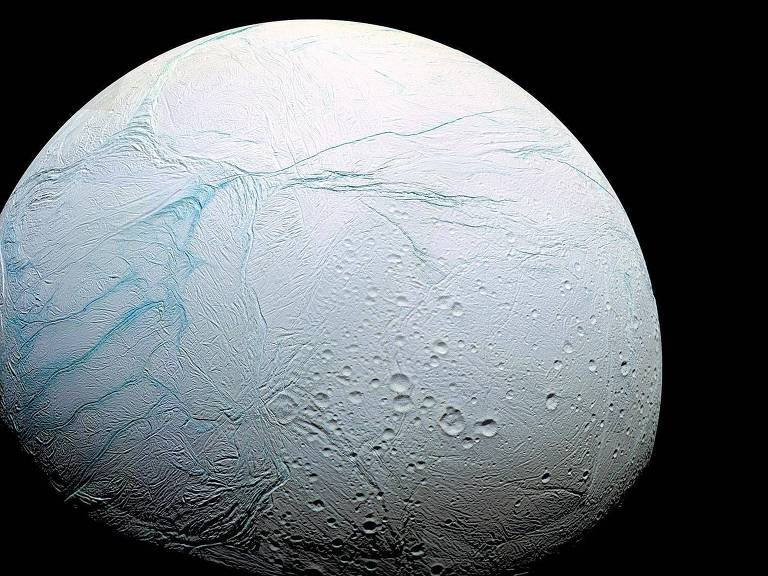 Encélado, uma das principais luas de Saturno, onde a sonda Cassini detectou a presença do elemento químico fósforo sob camada de gelo