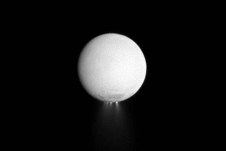 Cientistas finalmente descobriram a origem da água na alta atmosfera de Saturno: o gelo de Encélado (jato embaixo), uma das luas do planeta, chega até ele