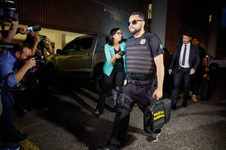 Agentes da PF deixam prédio onde mora Marcos do Val 