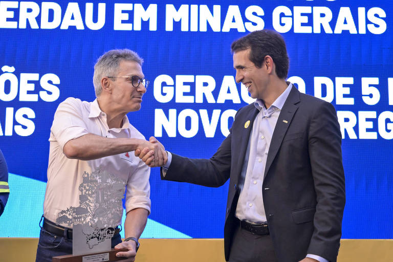 A foto mostra o governador de Minas Gerais, Romeu Zema (Novo), apertando a mão do CEO da Gerdau, Gustavo Werneck, durante anúncio de investimentos da empresa em Minas Gerais nesta quinta (15) em Belo Horizonte.