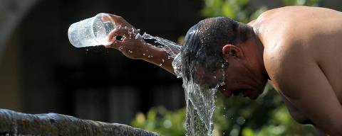 TOPSHOT - A man cools himself down with water from a water fountain during one of the hottest days of the third heat wave in Guadalajara, Jalisco state, Mexico, on June 12, 2023. (Photo by ULISES RUIZ / AFP)