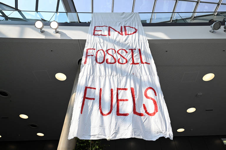 Faixa pendurada em corrimão pede pelo "fim dos combustíveis fósseis" na Conferência de Mudança Climática de Bonn, na Alemanha.