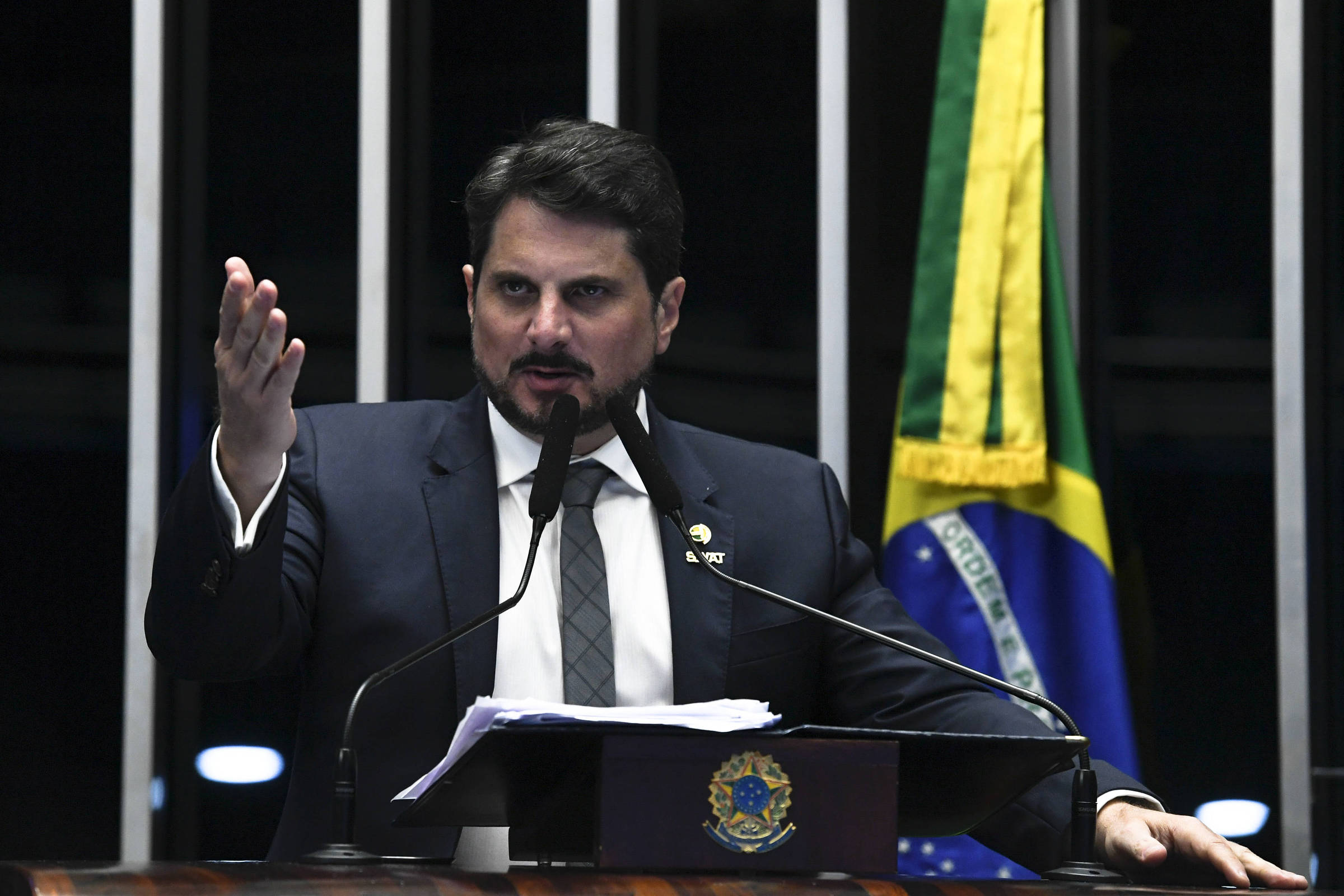 Marcos do Val tem alta de 3.450% em menções após ir aos EUA sob restrição judicial