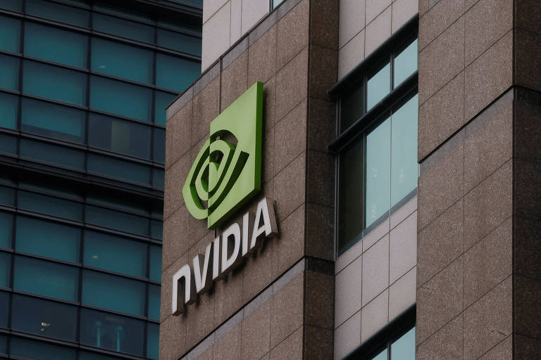 Imagem mostra logo da Nvidia em fachada de prédio.