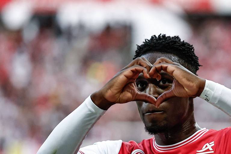 Com as mãos à frente dos olhos formando um coração, Folarin Balogun comemora gol pelo Reims contra o Montpellier no Campeonato Francês