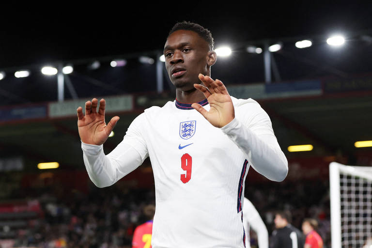 Vestindo uniforme branco com o número 9 em vermelho na camisa, Balogun festeja gol pela seleção inglesa sub-21 em jogo contra Andorra