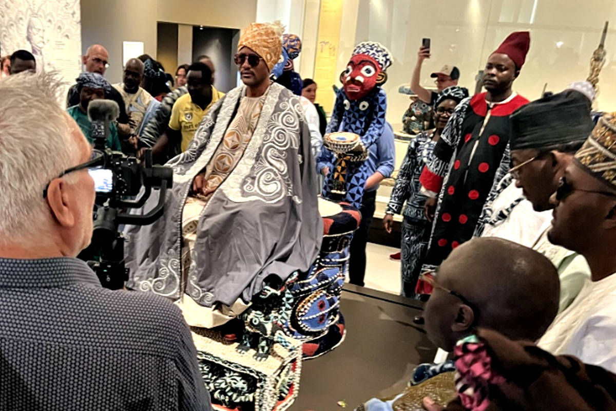 Rei do povo bamum senta em trono roubado em museu alemão - 15/06