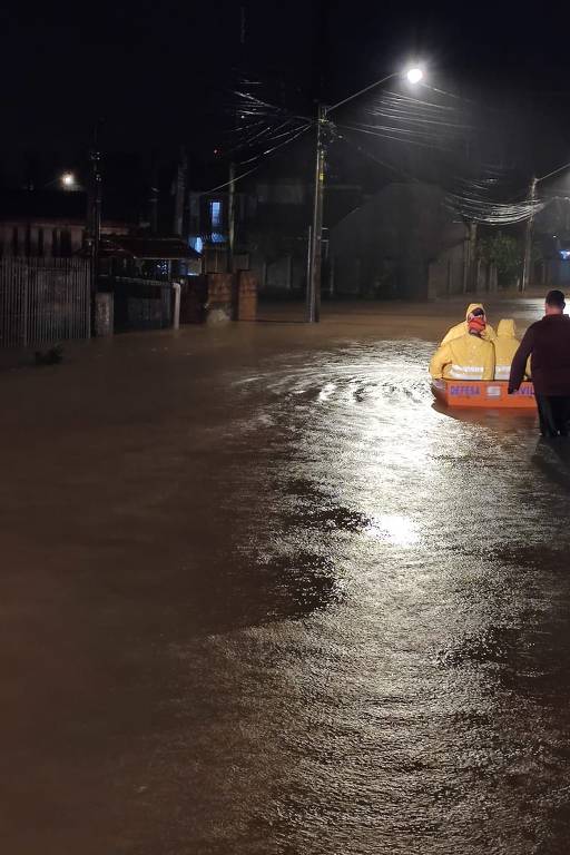 A imagem mostra uma rua inundada