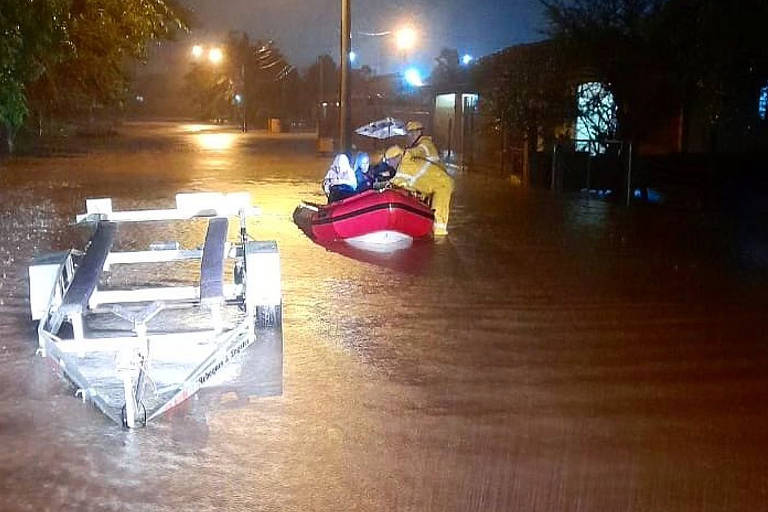 Bombeiros gaúchos resgatam vítimas de alagamento nas regiões do litoral norte, Vale dos Sinos e Metropolitana de Porto Alegre, que sofreram com tempestades provocadas pelo El Niño