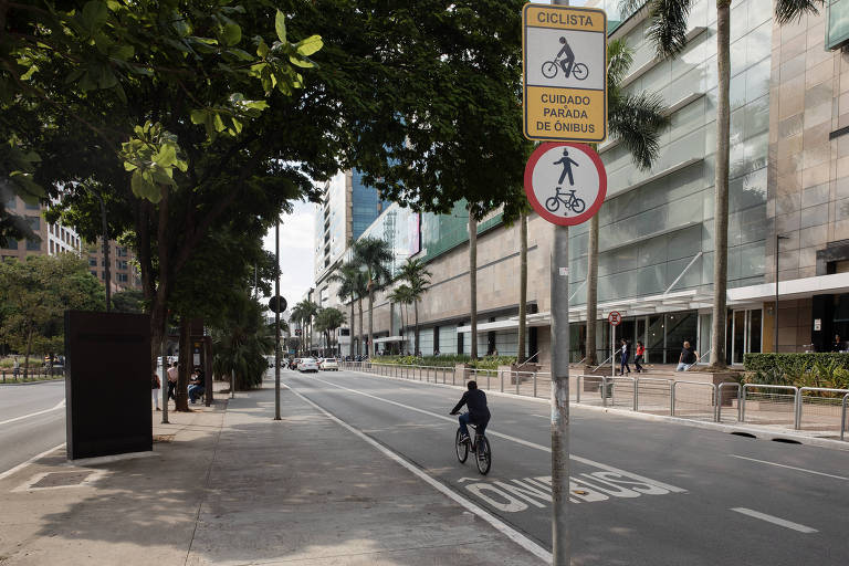 Ciclovias apagadas esperam há dois anos por reparos em São Paulo