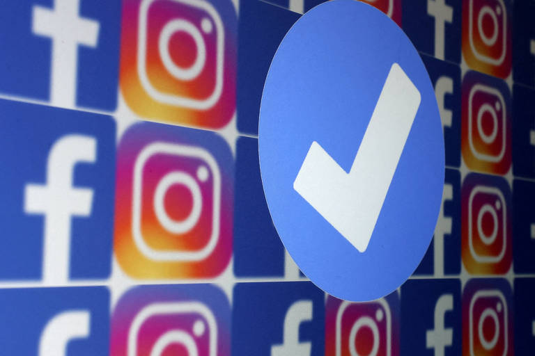 Selo de verificação azul sobre logos do Facebook e do Instagram em imagem ilustrativa
