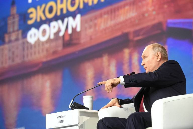Putin durante sessão plenária do Fórum Econômico Internacional de São Petersburgo