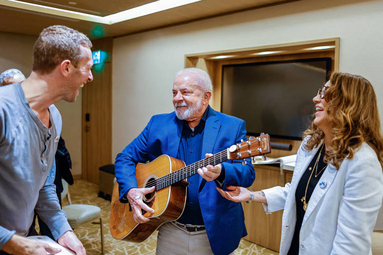 Ao lado da primeira-dama Janja, Lula se encontra com o vocalista do Coldplay, Chris Martin, no Rio de Janeiro