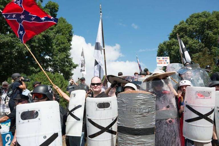Supremacistas brancos seguram escudos em ato nos EUA