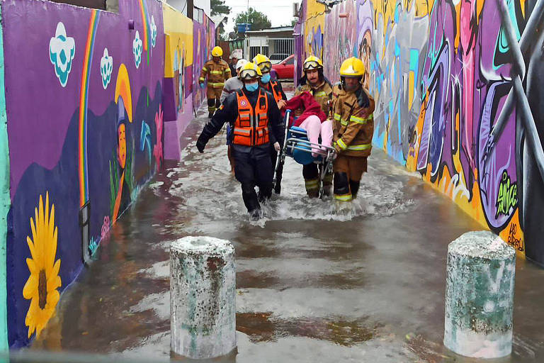 Equipes resgatam vítimas das chuvas em Porto Alegre, no Rio Grande do Sul
