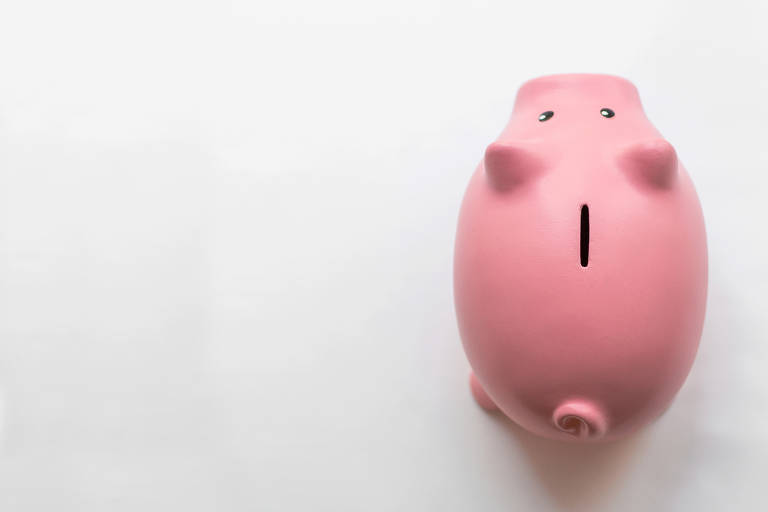 O empregador é responsável por depositar 8% do salário do trabalhador em uma conta do FGTS todo mês. A quantia não pode ser descontada do salário e também é depositada nas férias e no 13º salário