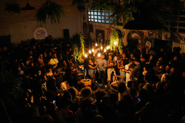 Banda e público na roda de samba Poeira Pura, na Vila Maria Baixa, na zona norte de São Paulo
