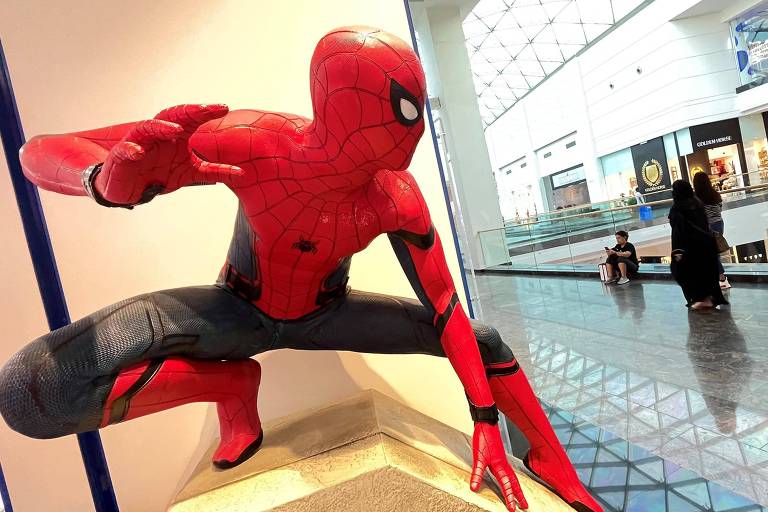 Emirados proíbem filme do Homem-Aranha por mensagem pró-trans