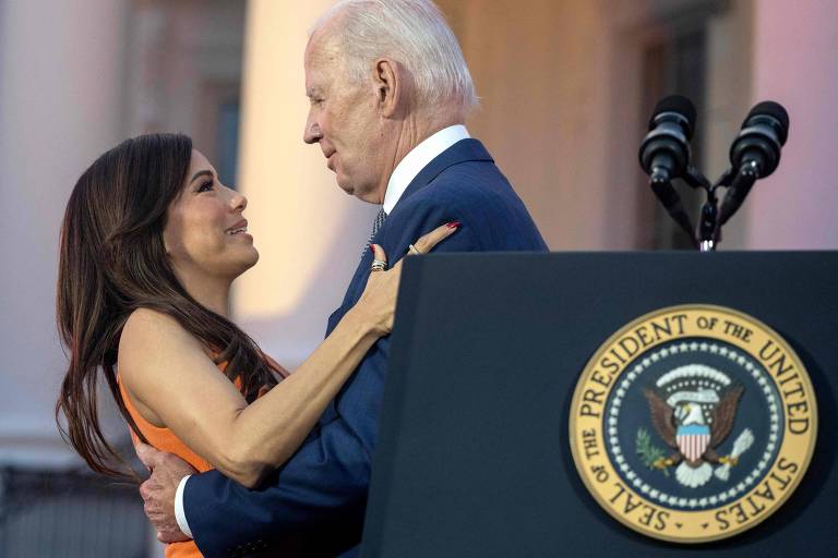 Web vê 'mão boba' de Joe Biden em abraço em Eva Longoria