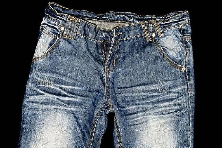 Imagens de jeans desgastados são inscritas na competição Indigo Invitational. Para participar, as pessoas usam a mesma calça por um ano