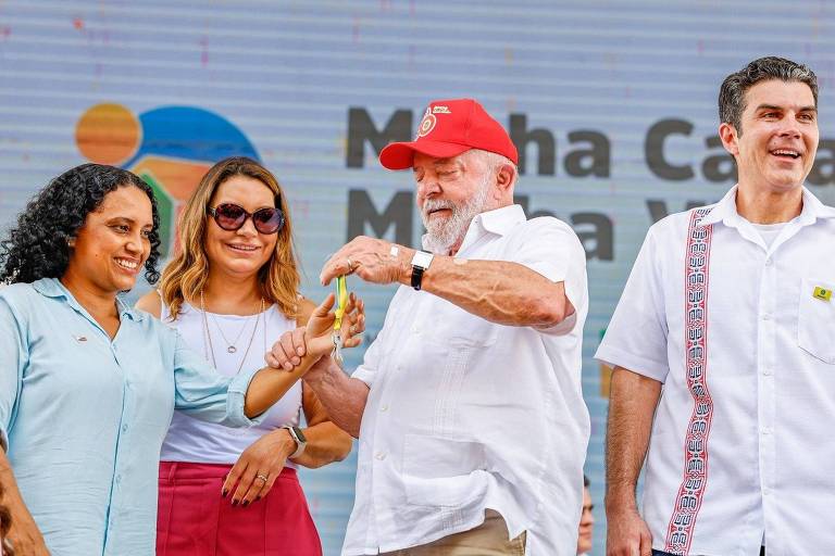 O presidente Lula (PT) participa da entrega de casas populares em Abaetetuba (PA) ao lado do governador Hélder Barbalho (MDB)