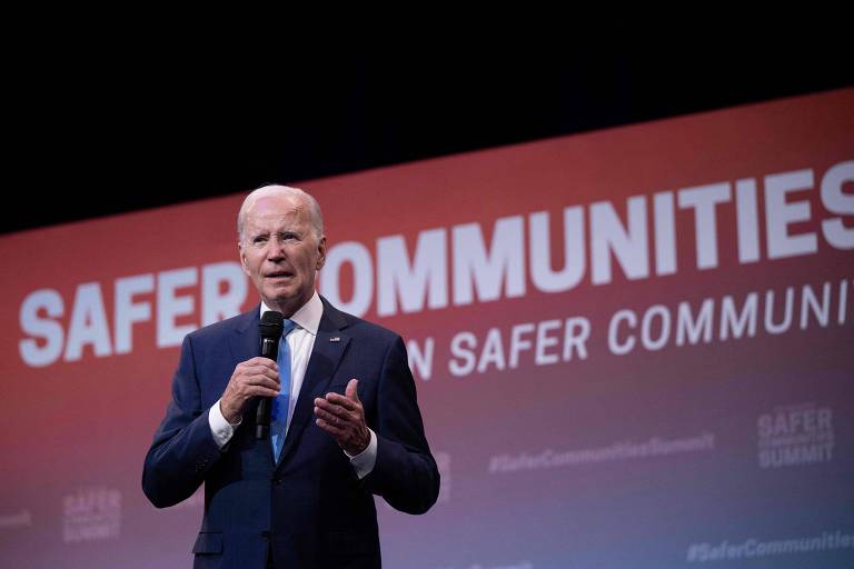 Joe Biden fala em conferência em West Hartford, no estado de Connecticut, sobre o controle a armas de fogo