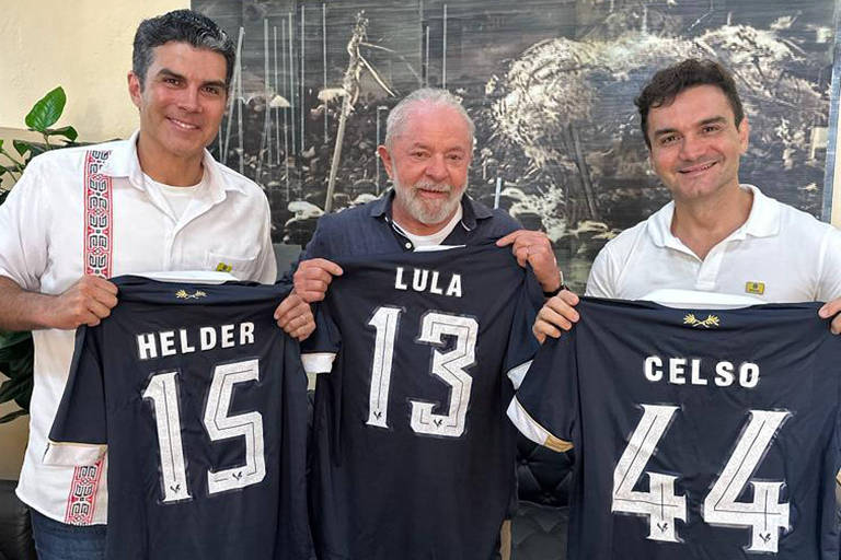 O governador do Pará, Hélder Barbalho (MDB), o presidente Lula (PT) e o deputado Celso Sabino (União Brasil-PA) tiram foto segurando camiseta do Remo presenteada pelo parlamentar