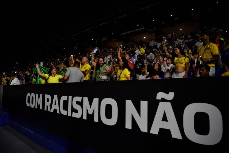 Frase contra o racismo nas arquibancadas do Estádio ECDE, nos arredores de Barcelona, onde o Brasil enfrentou a Guiné neste sábado (17), em amistoso.