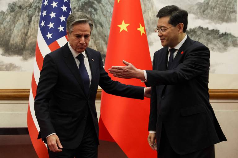 O secretário de Estado dos EUA, Antony Blinken, (esq.), com o ministro chinês do exterior, Qin Gang, antes de iniciarem reunião na Casa de Hóspedes Diaoyutai, em Pequim
