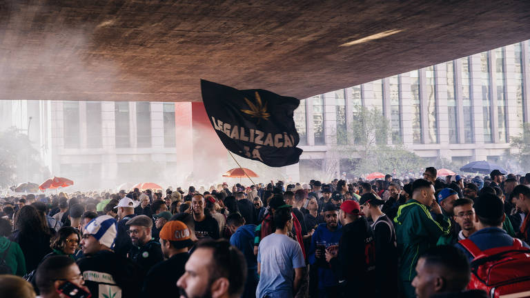 Concentração para a Marcha da Maconha de SP no vão livre do Masp, na avenida Paulista, começou às 14h20