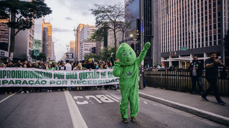 Mascote inspirado no da vacinação, Zé Ganjinha participa da 15ª Marcha da Maconha de São Paulo, na avenida Paulista, que saiu pouco depois das 16h20 do Masp
