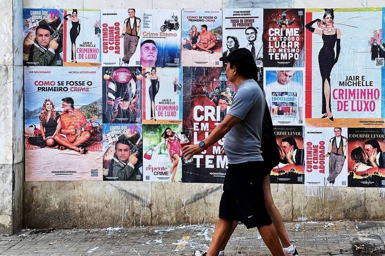 Cartazes colados na rua Luís Coelho, na região central de São Paulo, satirizam o ex-presidente Jair Bolsonaro (PL)