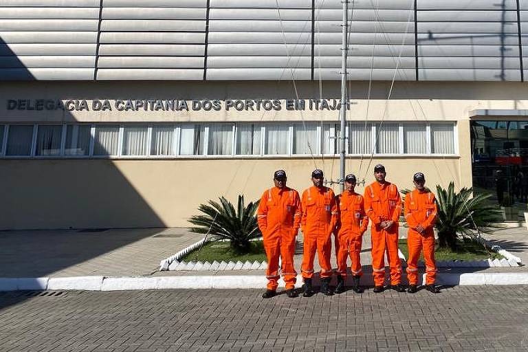 Os cinco tripulantes da embarcação BP Safedi Seif, que foram resgatados pouco mais de um dia após o naufrágio no litoral de Santa Catarina