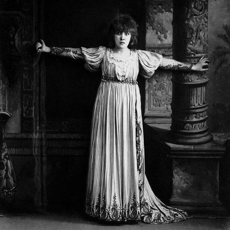 Floria - personagem de Sarah Bernhardt na ópera 'Tosca', de Giacomo Puccini - suicida-se lançando-se do parapeito do castelo onde foi detida